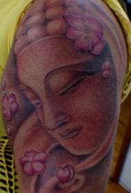 Статуя на Буда с голяма ръка и цветен модел на татуировка на цветя