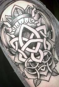 Crno-bijeli keltski uzorak od tetovaže na staroj školi