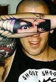 Tatouage réaliste des yeux sur le bras