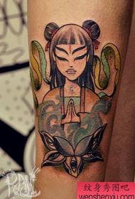 in tattoo-patroan fan in lotusblom jonge op 'e skonk