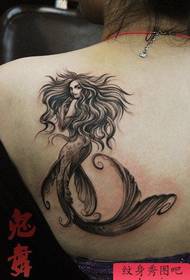 Bellissimo modello di tatuaggio a sirena pop sul retro di una bella donna