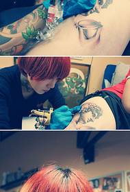 Tatuatore di bellezza che disegna la scena del tatuaggio dionisiaco