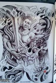 Modello tradizionale di tatuaggio drago drago a schiena piena