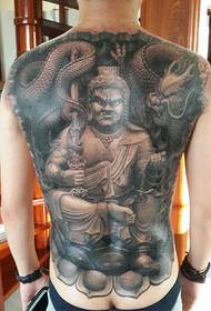 Het klassieke dominante steenhouwen op de achterkant zit vol met onaantastbaar Ming Wang-tattepatroon