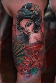 Pragtige pop geisha tattoo patroon met arms