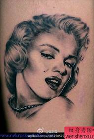 Ένα όμορφο κλασικό μοτίβο τατουάζ πορτρέτου της Marilyn Monroe
