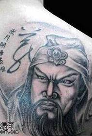 Куан Гонг тетоважа со супер личност на рамото