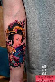 Cánh tay nam đẹp mẫu hình xăm geisha