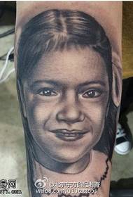 Padrão de tatuagem retrato realista menina