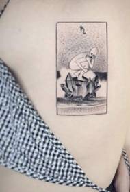 Un elementu geometricu tatuatu di tatuatu di stizzi neri è bianchi arrugati in una scatula
