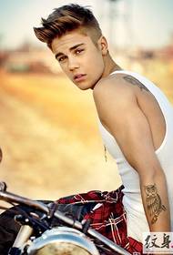 Przystojny atlas tatuażu Justina Biebera