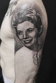 Mannelijke student arm op zwart grijs punt doorn mooi karakter portret tattoo foto