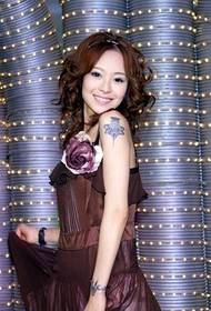 Tajvani színésznő, Ding Xiaoqin kar totem tetoválása