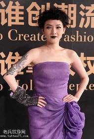 Fan Xiaoyu besoa atzera oinez tatuaje eredua