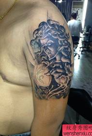 lengan yang dingin dan garang dengan tato Medusa