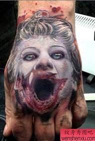 klaun portrétní tetování na zadní straně ruky