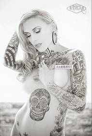 Strani seksi zavodljivi ljepotan crno-bijeli uzorak tetovaža