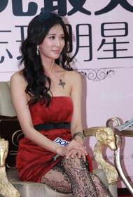 Modelo de Taiwan Lin Zhiling tatuagem de borboleta no peito