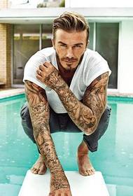 Όμορφος γελοία Beckham και τα τατουάζ του