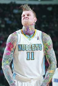 De Birdman Anderson ass ausser d'Gesiicht Tattoo