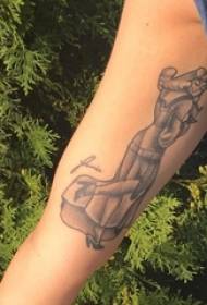 Zēna roka uz melna pelēka punkta ērkšķains vienkāršas līnijas radoša rakstura tetovējuma attēls