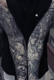 Skup zgodnih tamno crnih tetovaža crno-bijelog stila ukrašava tetovaže