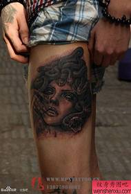 Malvarmeta populara Medusa tatuaje mastro sur la kruroj