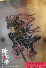 Ер адамның алдыңғы кеудесі - классикалық татуировкасы керемет дизайн