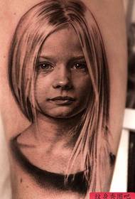 Ценю красивую маленькую девочку с портретной татуировкой