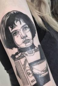 Braço de colegial em preto simples linha personagem retrato tatuagem foto