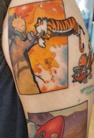 Zēnu roka apgleznota uz gradienta ģeometriskām līnijām, multfilmu varoņiem un dzīvnieku tetovējumu attēliem