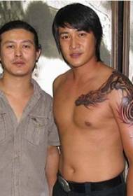 Hoahoa whakairoiro a Lu Yi tattoo whetu pango pepeke maama