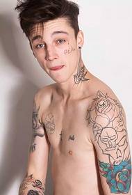 Странско мало свежо месо машка starвезда тетоважа со цветни рака, тетоважа