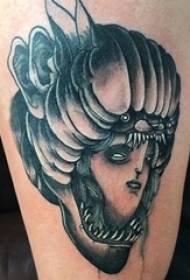 女生大腿上黑灰素描点刺技巧创意女生人物纹身图片