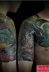 Genial patrón de tatuaje de dragón a medio girar