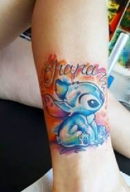 Girl's kalf geverf op gradiënt Engelse woorde en tekenprentkarakters Stitch Tattoo-foto's