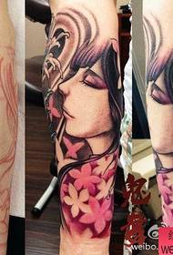 Bella ragazza tatuaggio fiore di ciliegio con le braccia