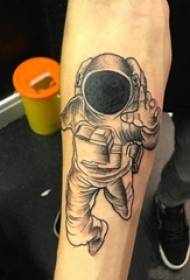 O brazo do rapaz sobre un punto gris negro espinado tatuaxe astronauta personaxe de liña simple