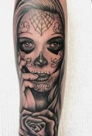 Girl's arm op swartgrys skets punt doring truuk kreatiewe meisie figuur en 'n pragtige roos tatoeëer prentjie