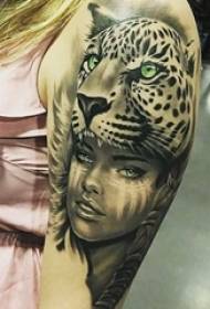 Dievčenská ruka na čiernom sivom bodku leoparda a portrétového tetovania