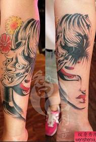 Emakume ederra geisha tatuaje ereduarekin