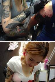 Persoonallisuus kauneus tatuoija taiteilija mekaaninen tatuointi kohtaus