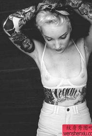 Moteris kūrybinga juodųjų pelenų tatuiruotė