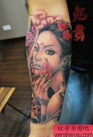 Belo retrato de uma linda mulher com tatuagens