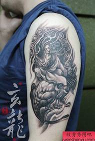 Mužské paže dominující klasický rohan tetování vzor