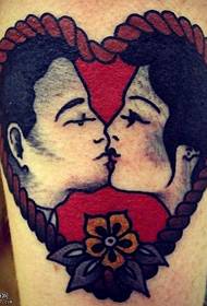 ένα σχέδιο τατουάζ αγάπη σχήμα
