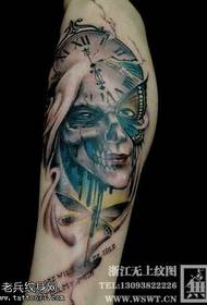 Модел на тетоважа на девојчиња со смрт