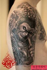 Męskie ramię super fajny dominujący wzór tatuażu Monkey King