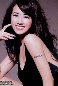 Ang sumbanan sa bukton nga si Jolin Tsai fashion pattern sa tattoo
