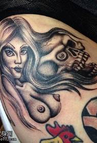 Seksi ljepota lizanje tetovaža uzorak